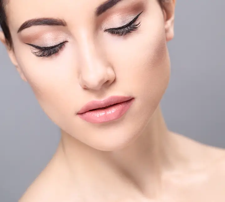 Как правильно замаскировать синяки под глазами с помощью макияжа: 5 простых шагов